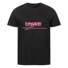 Das MarketPrint Premium Shirt "Dreams" ist ein schwarzes Unisex-Kurzarm-Shirt aus Bio-Baumwolle, das mit dem pinkfarbenen Graffiti-Schriftzug "DREAMS" und dem darunter liegenden pinkfarbenen Swoosh für nachhaltige Mode steht.