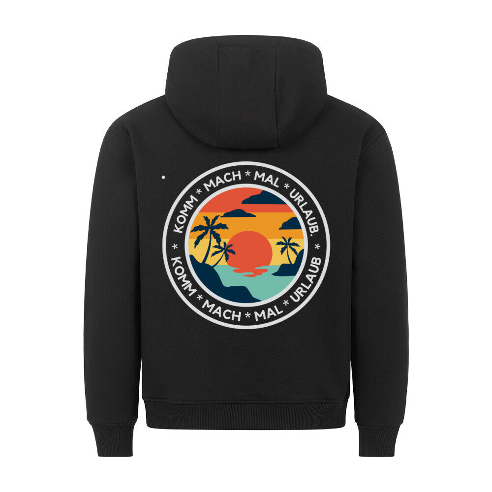 Der schwarze Premium Hoodie "Urlaub" von MarketPrint hat eine lockere Passform und zeigt eine kreisförmige Sonnenuntergangs-, Palmen- und Wassergrafik mit "KOMM * MACH * MAL * URLAUB" in weiß. Hergestellt in Türkiye.