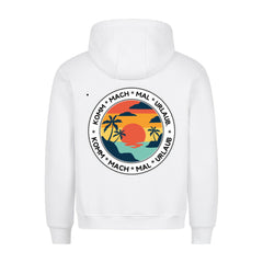 Der MarketPrint Premium Hoodie "Urlaub" in weiß bietet eine entspannte Passform mit einem Druck von Sonnenuntergang, Palmen und Meer auf dem Rücken sowie dem wiederholten Text "KOMM * MACH * MAL * URLAUB". Hergestellt in Türkiye für überlegenen Komfort und Qualität.