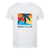 Das MarketPrint Premium Shirt "Beach-Club" ist ein weißes Unisex-T-Shirt aus weicher Singlejersey Bio-Baumwolle mit einer schwarzen Palme auf dem Rücken und roten, blauen und gelben Streifen sowie dem Text BEACH-CLUB darunter.