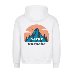 Der Premium Hoodie "Natur Bursche" von MarketPrint hat eine bequeme Passform und eine Berg-, Baum- und Vogelgrafik mit dem Text "Natur Bursche" auf der Rückseite. Dieser weiße Kapuzenpulli wird in Türkiye hergestellt und verbindet Komfort und Stil.
