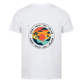 Das Premium Shirt "Urlaub" von MarketPrint: weißes Unisex-Bio-Baumwollshirt mit kreisrundem Sunset-Print, Palmen und Wasser auf dem Rücken. Rundum steht "KOMM * MACH * MAL * URLAUB". Nachhaltig. Entspannt.