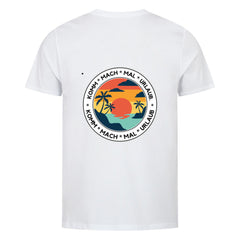 Das Premium Shirt "Urlaub" von MarketPrint: weißes Unisex-Bio-Baumwollshirt mit kreisrundem Sunset-Print, Palmen und Wasser auf dem Rücken. Rundum steht "KOMM * MACH * MAL * URLAUB". Nachhaltig. Entspannt.