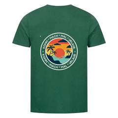 Das Premium Shirt "Urlaub" von MarketPrint aus grüner Bio-Baumwolle zeigt einen Rückenprint mit Palmen, Ozean, Sonnenuntergang und dem Spruch "Komm * Mach * Mal * Urlaub" - nachhaltige Unisex-Mode mit Urlaubsfeeling.
