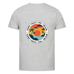 Das MarketPrint Premium Shirt "Urlaub" ist ein hellgraues Unisex-T-Shirt aus Bio-Baumwolle mit einer kreisförmigen Grafik eines tropischen Sonnenuntergangs mit Palmen, Meer und Vögeln auf der Rückseite. Der Kreis wird von dem wiederholten Text "KOMM * MACH * MAL * URLAUB" umrandet.