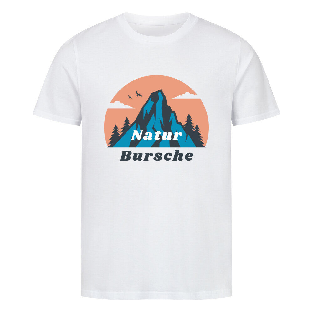 Das MarketPrint Premium Shirt "Natur Bursche" ist ein weißes Bio-Baumwolle T-Shirt mit einer Berg-, Baum-, Vogel- und Wolkengrafik vor einer orangefarbenen Sonne und blau-schwarzem "Natur Bursche"-Schriftzug - ideal für nachhaltige Mode-Fans.