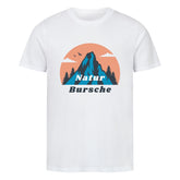Das MarketPrint Premium Shirt "Natur Bursche" ist ein weißes Bio-Baumwolle T-Shirt mit einer Berg-, Baum-, Vogel- und Wolkengrafik vor einer orangefarbenen Sonne und blau-schwarzem "Natur Bursche"-Schriftzug - ideal für nachhaltige Mode-Fans.