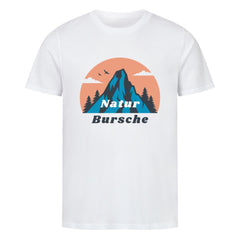 Das MarketPrint Premium Shirt "Natur Bursche" ist ein weißes Bio-Baumwolle T-Shirt mit einer Berg-, Baum-, Vogel- und Wolkengrafik vor einer orangefarbenen Sonne und blau-schwarzem "Natur Bursche"-Schriftzug - ideal für nachhaltige Mode-Fans.