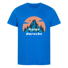 Das MarketPrint Premium Shirt "Natur Bursche" ist ein blaues Unisex-Bio-Baumwollshirt mit Berg-, Wald- und Vogelmotiv vor orangefarbener Sonne und weißem Schriftzug - ideal für nachhaltige Modefans.