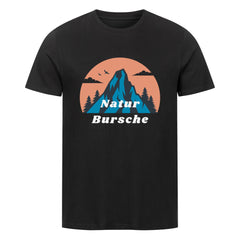 Das MarketPrint Premium Shirt "Natur Bursche" ist ein schwarzes Bio-Baumwolle Unisex Singlejersey mit Berg, Tannenbäumen, Vögeln und einer orangefarbenen Sonne mit dem Schriftzug "Natur Bursche" in weiß und blau auf der Vorderseite - perfekt für nachhaltige Mode Fans.