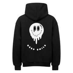 Der MarketPrint Oversized Hoodie "Keep Smile" ist ein schwarzer, schwerer Baumwoll-Kapuzenpulli mit einem weißen, schmelzenden Smiley-Gesicht und einem fetten KEEP SMILE-Text auf der Rückseite, der erstklassigen Komfort und Stil bietet.