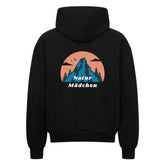 Der schwarze Oversized Zipper Hoodie "Natur" von MarketPrint zeigt eine Rückengrafik mit einem blauen Berg, Vögeln und Bäumen in einem pfirsichfarbenen Kreis mit "Natur Mädchen" in weiß. Hergestellt aus 100% Baumwolle für Komfort.