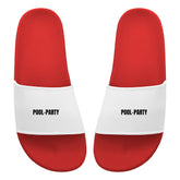 Die MarketPrint Badelatschen "Pool-Party" sind rote PVC-Sandalen mit weißen Riemen, die jeweils mit "POOL-PARTY" bedruckt sind. Nebeneinander mit dem Gesicht nach oben platziert, sind sie perfekt zum Entspannen zu Hause.