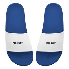Ein Paar blaue PVC Badelatschen "Pool-Party" von MarketPrint mit weißen Riemen und schwarzem POOL-PARTY Text. Die Sandalen sind von oben gesehen auf einem schlichten weißen Hintergrund.