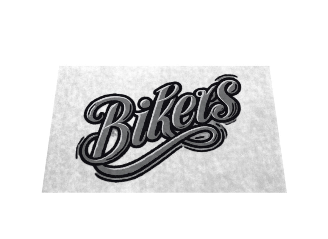Das Bild zeigt "Bikers" in fetter Schreibschrift mit schattierten Umrissen, ideal für die MarketPrint Fußmatte "Bikers" um Schmutz ab zu halten auf einem hellen Hintergrund.