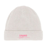 Die MarketPrint Beanie Mütze "Dreams" ist eine hellgraue Rippstrick-Bio-Baumwolle-Mütze mit umgeschlagenem Bündchen, auf dem in rosa Großbuchstaben DREAMS steht - ein kuscheliges, stylisches Accessoire für jeden Tag.