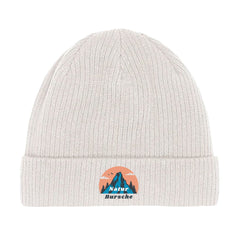 Die Beanie Mütze "Natur Bursche" von MarketPrint ist aus weißer Bio-Baumwolle, doppellagig gestrickt und mit einem stilvollen Logo versehen.