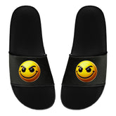 Die Badelatschen "Dreckiger Smiley" von MarketPrint sind schwarze Slipper mit gelbem Smiley und frechen Blick auf dem Riemen - perfekt für einen entspannten Badetag zuhause.