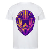 Das MarketPrint Premium Shirt "Streetfighter Helm" ist ein weißes Unisex Single Jersey T-Shirt mit einer auffälligen lila und gelben Motocross Helm Grafik auf der Rückseite.