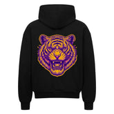 Der MarketPrint Oversized Zipper Hoodie "Bär" in schwarz hat eine große lila-gelbe Tiger-Grafik auf dem Rücken, eine übergroße Passform, eine Kapuze, lange Ärmel und ist aus 100% Baumwolle für maximalen Komfort und Stil.