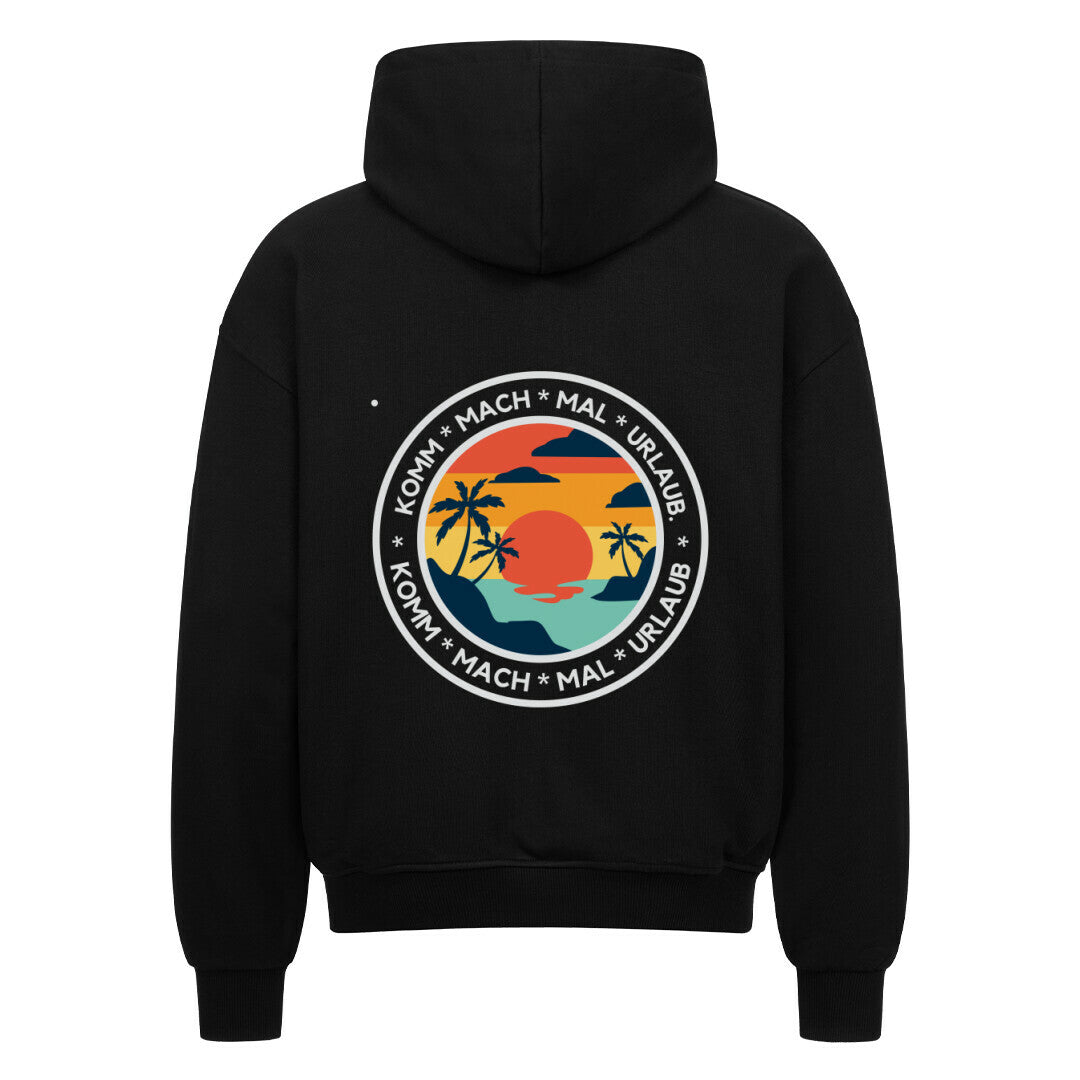 Der MarketPrint Oversized Zipper Hoodie "Urlaub" ist ein schwarzer Kapuzenpulli mit einer kreisförmigen Rückengrafik von Sonnenuntergang, Palmen und Wasser sowie "KOMM * MACH * MAL * URLAUB" am Rand. Er ist aus 100% Baumwolle gefertigt und bietet einen hohen Tragekomfort.