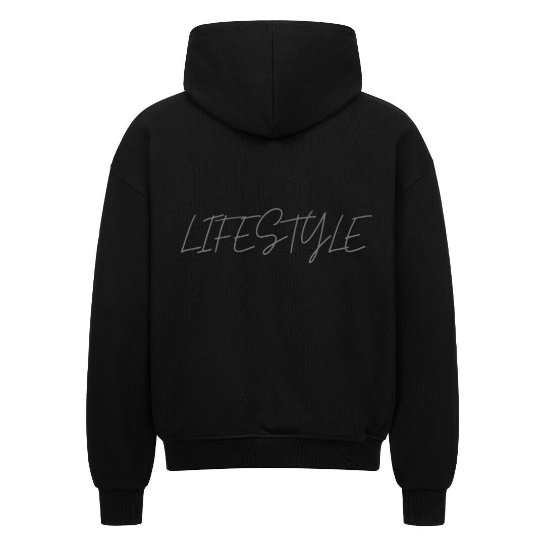 Der MarketPrint Oversized Zipper Hoodie "Lifestyle" zeichnet sich durch einen lässigen, übergroßen Schnitt, eine 100%ige Baumwollkonstruktion und einen fetten grauen "LIFESTYLE"-Schriftzug auf dem Rücken aus.