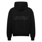 Der MarketPrint Oversized Zipper Hoodie "Lifestyle" zeichnet sich durch einen lässigen, übergroßen Schnitt, eine 100%ige Baumwollkonstruktion und einen fetten grauen "LIFESTYLE"-Schriftzug auf dem Rücken aus.