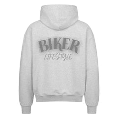 Ein hellgrauer, übergroßer MarketPrint Oversized Zipper Hoodie "BIKER" ist von hinten mit BIKER LIFESTYLE in großen, fetten Buchstaben über den oberen Rücken gedruckt.