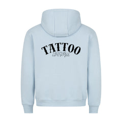 Der MarketPrint Premium Hoodie "TATTOO" in Hellblau ist von hinten abgebildet und zeigt den fetten schwarzen Schriftzug TATTOO LIFESTYLE auf dem oberen Rücken und eine Kapuze mit Kordelzug. Stolz hergestellt in Türkiye.