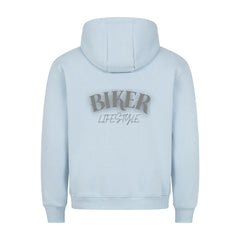 Der MarketPrint Premium Hoodie "BIKER" in Hellblau zeigt sich von hinten mit dem Schriftzug "BIKER LIFESTYLE" in fetten grauen Buchstaben auf dem oberen Rücken. Er hat eine lockere Passform, lange Ärmel und gerippte Bündchen für Komfort und hohe Qualität.