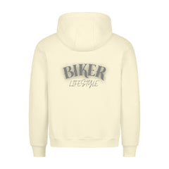 Der MarketPrint Premium Hoodie "BIKER" in cremefarbener Farbe mit lockerer Passform zeigt sich von hinten mit dem Aufdruck "BIKER LIFESTYLE" in stilisierten grauen Buchstaben auf der oberen Rückenpartie.