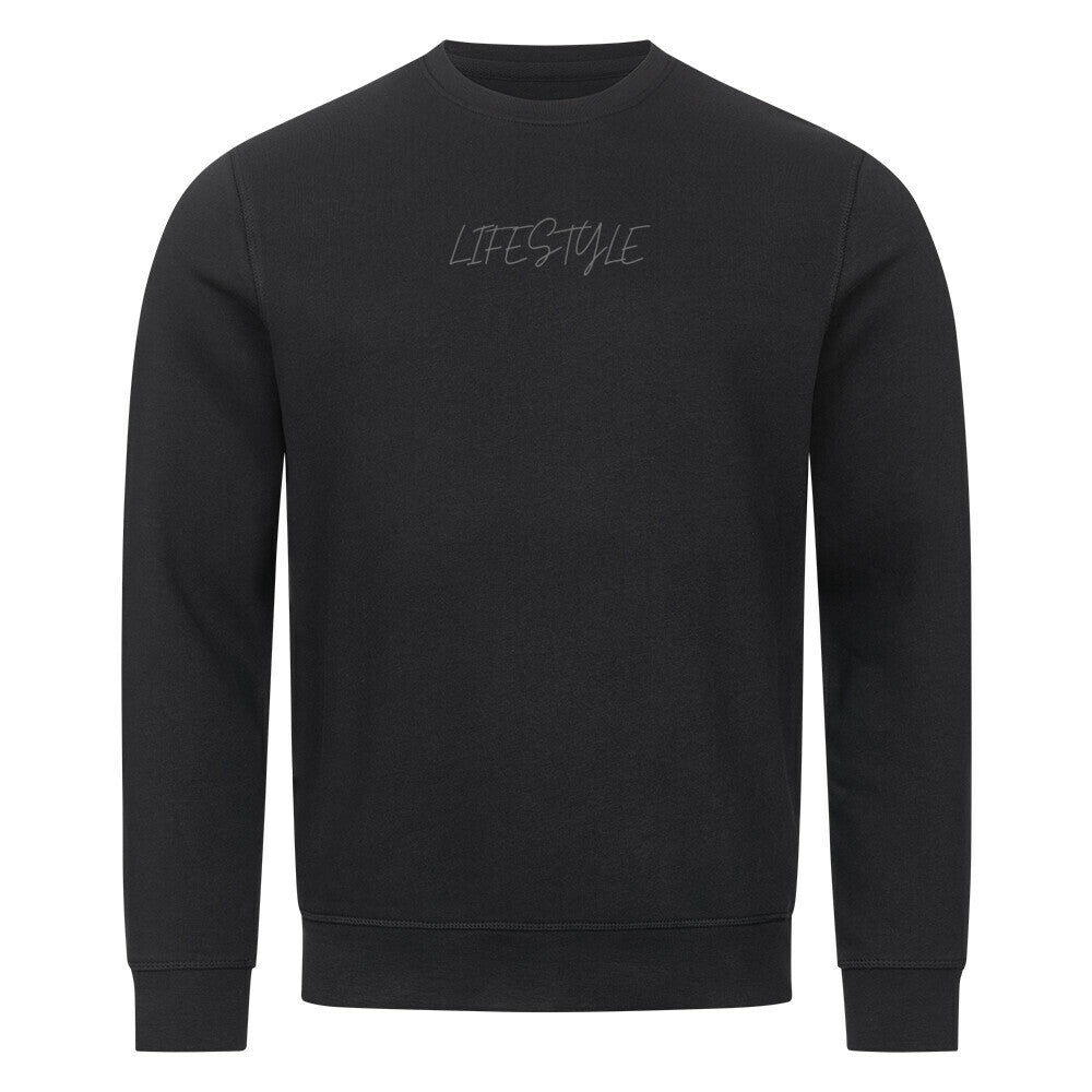 Das Premium-Sweatshirt "LIFESTYLE" von MarketPrint ist ein nachhaltiges schwarzes Unisex-Sweatshirt aus Bio-Baumwolle mit langen Ärmeln und einem dezenten Aufdruck "LIFESTYLE" in Großbuchstaben auf der Brust.
