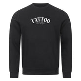 Das MarketPrint Premium Sweatshirt "TATTOO" ist ein schwarzer Unisex-Pullover aus Bio-Baumwolle mit dem geschwungenen weißen Schriftzug "TATTOO LIFESTYLE" - perfekt für Fans von nachhaltiger Mode.