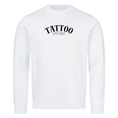 Das Premium Sweatshirt "TATTOO" von MarketPrint zeigt TATTOO LIFESTYLE in schwarzer Groß- und Schreibschrift auf der Brust, hergestellt aus hochwertiger Bio-Baumwolle für nachhaltige Mode.