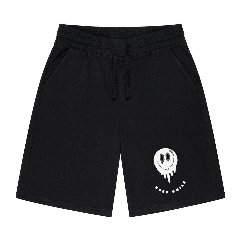 Die MarketPrint Shorts "Keep Smile" sind schwarze Shorts mit Kordelzug für Männer mit Seitentaschen, einer weißen, schmelzenden Smiley-Grafik und dem Text KEEP SMILE - ideal für den Sommer oder das nächste Workout.