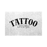 Die MarketPrint Fußmatte "Tattoo" mit dem fetten schwarzen Text "TATTOO" und dem handgeschriebenen Schriftzug "LIFESTYLE" auf weißem Grund ist eine einzigartige, langlebige Matte, die Schmutz fernhält - perfekt für Tattoo-Fans.