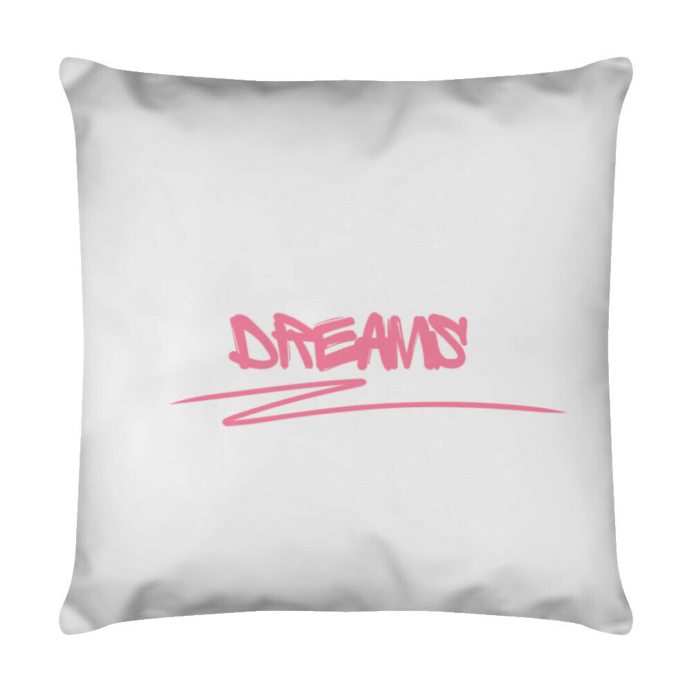 Das Kissen "DREAMS" von MarketPrint ist ein weißes quadratisches Kissen mit "DREAMS" in fetten rosa Graffiti-Buchstaben und einer rosa Unterstreichung, dazu herausnehmbares Futter und ein versteckter Reißverschluss für einfache Pflege.