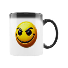 Die Zaubertasse "SMILEY" von MarketPrint ist eine Keramiktasse mit schwarzem Henkel und Rand, auf der ein großes gelbes Smiley-Gesicht mit hochgezogenen Augenbrauen und schelmischem Blick aufgedruckt ist.