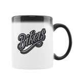 Die Zaubertasse "BIKERS" von MarketPrint ist eine weiße Keramiktasse mit schwarzem Henkel und Rand. Der Schriftzug "Bikers" steht groß und kursiv vorne - perfekt als stylische Farbwechsel-Tasse für Biker-Fans!.