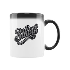Die Zaubertasse "BIKERS" von MarketPrint ist eine weiße Keramiktasse mit schwarzem Henkel und Rand. Der Schriftzug "Bikers" steht groß und kursiv vorne - perfekt als stylische Farbwechsel-Tasse für Biker-Fans!.