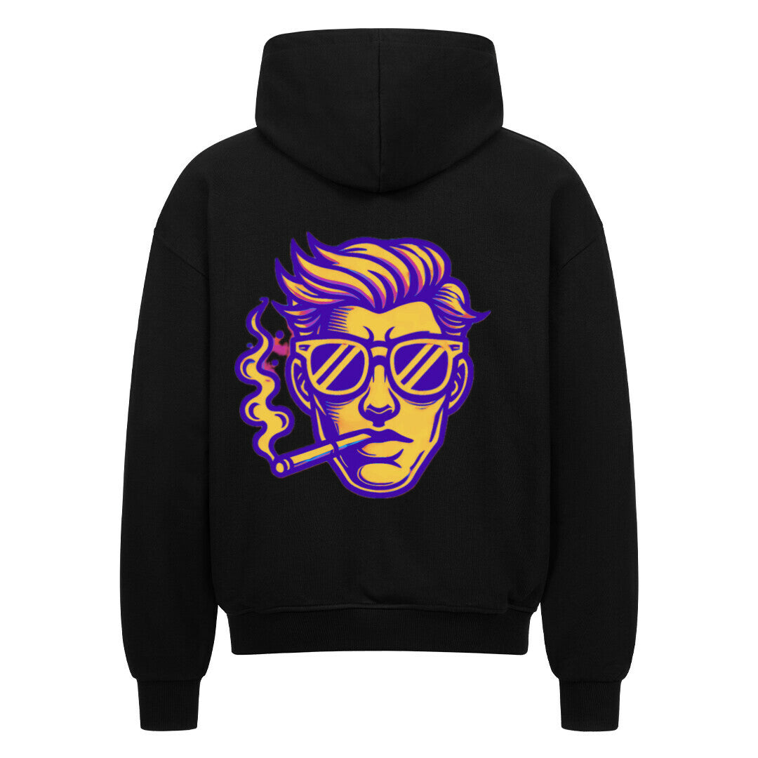 Der Oversized Zipper Hoodie "Mann" von MarketPrint hat eine schwarze, hochwertige, übergroße Passform mit einer auffälligen Rückengrafik einer schlanken, behaarten Figur mit Sonnenbrille und einer brennenden Zigarette in lila und gelb. Hergestellt aus 100% Baumwolle.