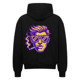 Der Oversized Zipper Hoodie "Mann" von MarketPrint hat eine schwarze, hochwertige, übergroße Passform mit einer auffälligen Rückengrafik einer schlanken, behaarten Figur mit Sonnenbrille und einer brennenden Zigarette in lila und gelb. Hergestellt aus 100% Baumwolle.