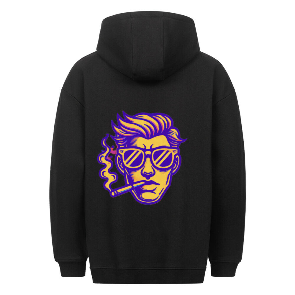 Der Oversized Hoodie "Mann" von MarketPrint ist ein schwarzer Kapuzenpullover aus Baumwolle mit einer Rückengrafik eines stilisierten Gesichts - zurückgekämmtes Haar, Sonnenbrille, Zigarette mit lila Rauch - in kräftigen lila, gelben und weißen Tönen. Mit praktischer Bauchtasche.