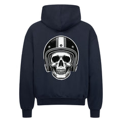 Der MarketPrint Oversized Zipper Hoodie "Totenkopf Helm" ist ein schwarzer Kapuzenpulli mit einem großen menschlichen Schädel in einem Vintage-Motorradhelm auf dem Rücken, gefertigt aus 100% Baumwolle für Komfort und mit einem übergroßen Schnitt.