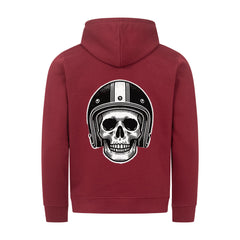 Der Premium Hoodie "BIKERS" von MarketPrint: Maroon, aus Bio-Baumwolle, mit Kängurutasche und schwarz-weißem Totenkopf-Grafikprint mit Vintage-Motorradhelm auf dem Rücken.