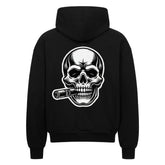 Der Oversized Zipper Hoodie "Totenkopf" von MarketPrint ist ein schwarzes Sweatshirt aus 100% Baumwolle mit übergroßer Passform und einer auffälligen weißen Totenkopf-Grafik auf dem Rücken für auffälligen Stil und Komfort.