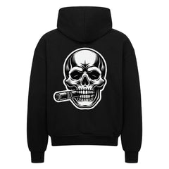 Der Oversized Zipper Hoodie "Totenkopf" von MarketPrint ist ein schwarzes Sweatshirt aus 100% Baumwolle mit übergroßer Passform und einer auffälligen weißen Totenkopf-Grafik auf dem Rücken für auffälligen Stil und Komfort.