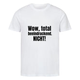 Das Premium Shirt "wow, total beeindruckend. Nicht!" von MarketPrint ist ein weißes Unisex-T-Shirt aus weicher Bio-Baumwolle in Single-Jersey-Qualität, das mit dem fetten schwarzen Statement auf der Vorderseite für Komfort und Witz sorgt.