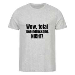 Das MarketPrint Premium Shirt "wow, total beeindruckend. Nicht!" ist ein Unisex-T-Shirt in Hellgrau, aus weicher Single-Jersey-Bio-Baumwolle mit frechem schwarzen Text auf der Vorderseite.