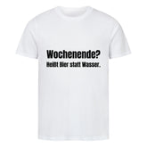 Das MarketPrint Premium Shirt "Wochenende? Heißt bier statt Wasser" ist ein unisex weißes Singlejersey T-Shirt aus weicher Bio-Baumwolle mit schwarzem Text auf weißem Hintergrund.